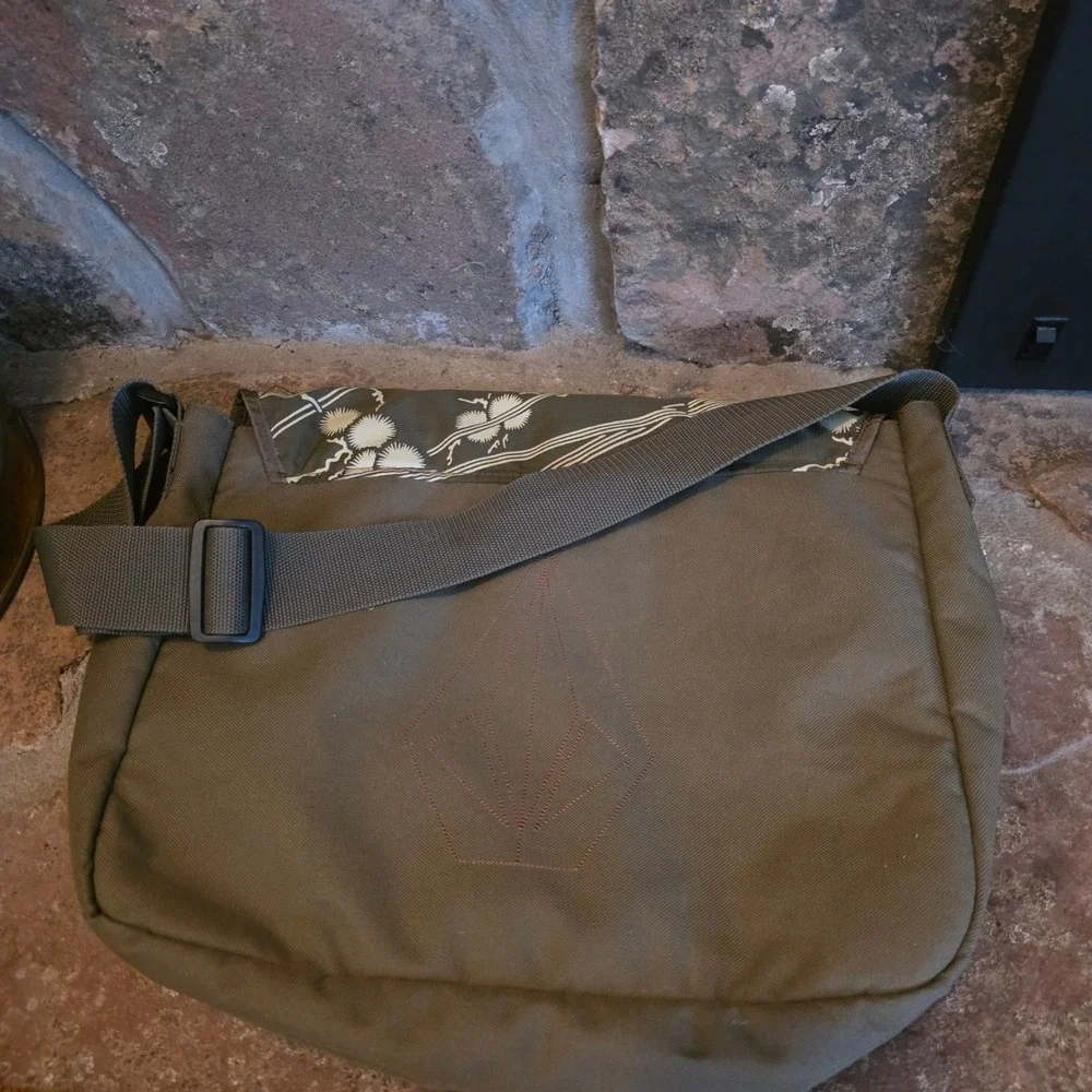 Volcom Messenger Bag Olive Green Graphic Print Canvas Crossbody Laptop Retro Y2k